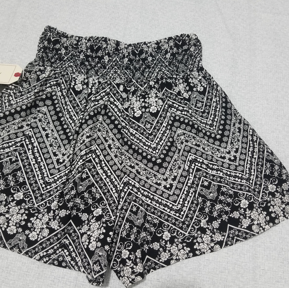 High Waisted Dress Shorts Black and White Pattern- size S NWT